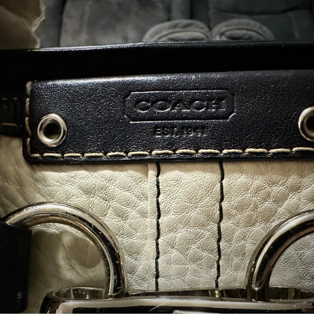 Vintage Y2K Coach tote handbag shoulder bag, Black and Cream Satchel 2009 years - Picture 8 of 17